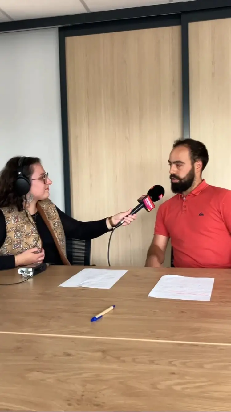 Zoé Thomas, journaliste de Magnum La Radio, tend son micro à l'un des fondateurs d'Atelier Bercail