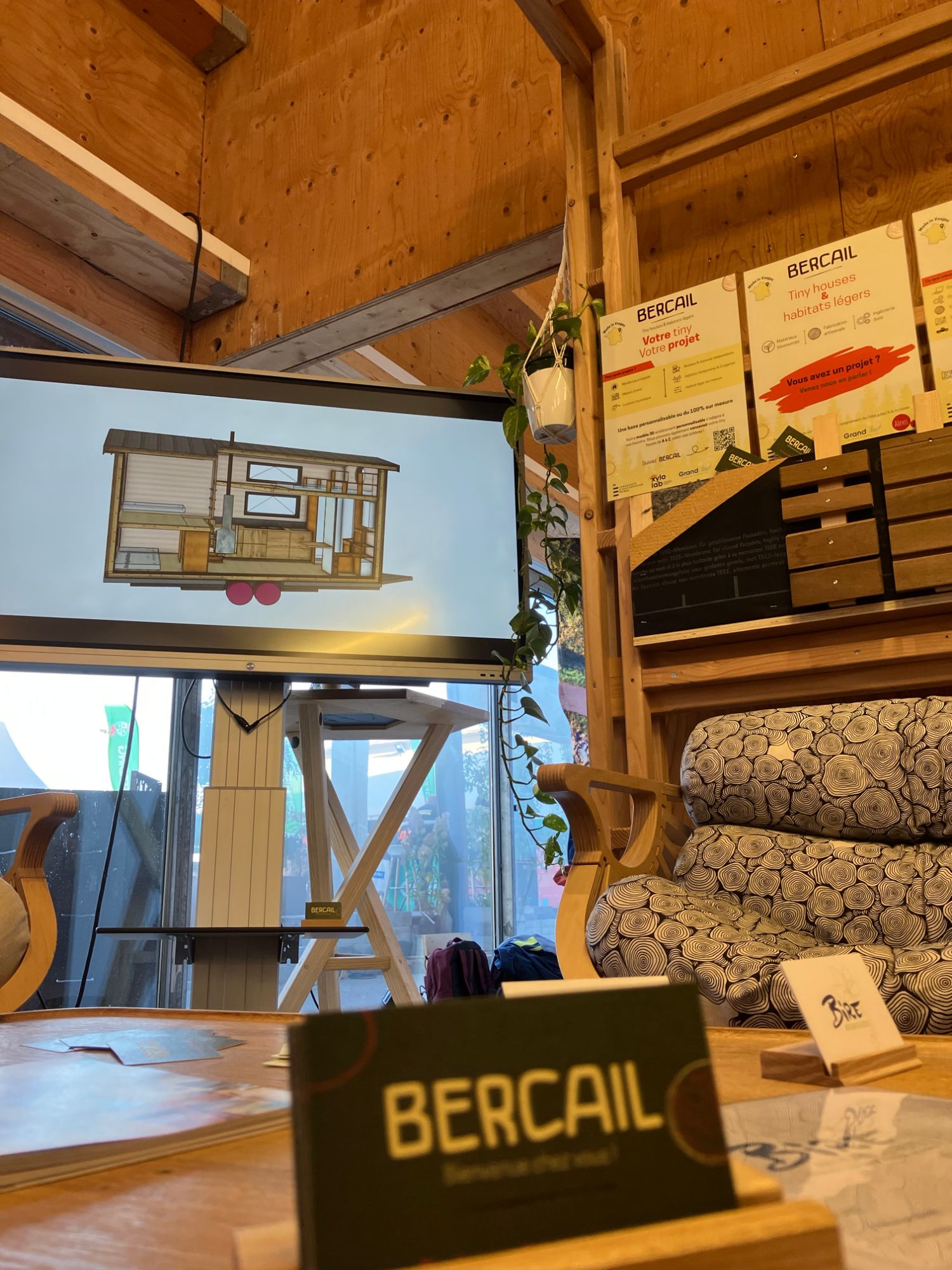 Coupe 3D de l'aménagement intérieur d'une tiny house Atelier Bercail, affichée sur l'écran du stand