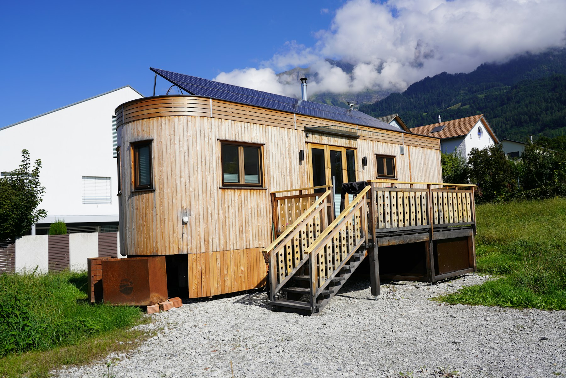 Tiny house sur roues à bardage bois naturel, avec sa terrasse