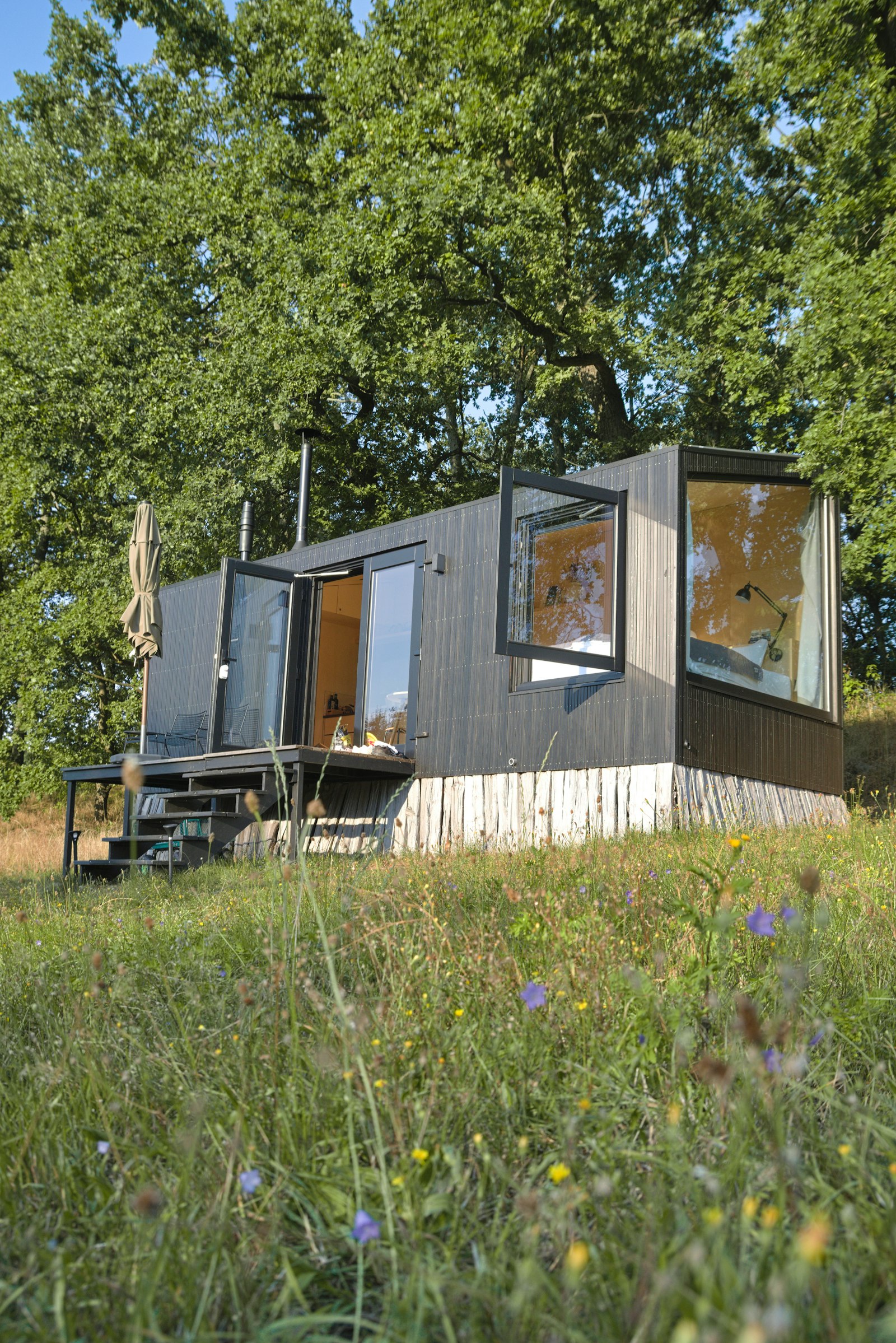Tiny house contemporaine posée dans une prairie (photo d'illustration)